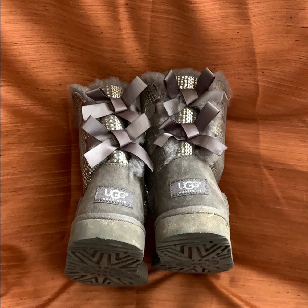 EUC UGGS kids gray Bailey bow boots. Girls size 3.